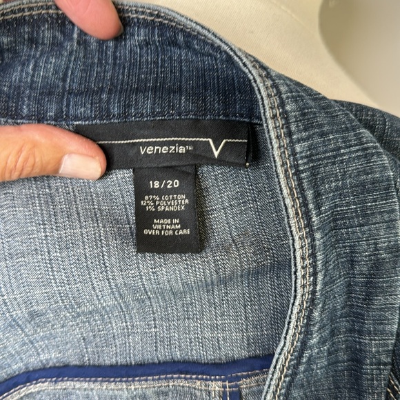 Venezia  Denim Jacket mock neck. Size 18/20 - Picture 8 of 10